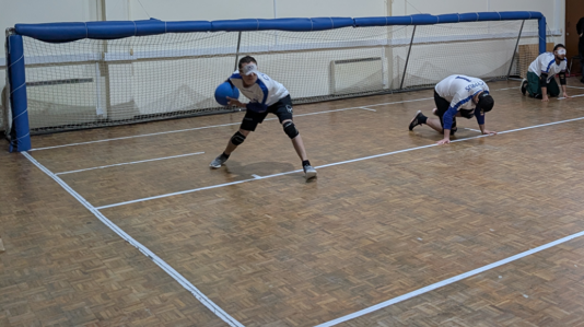 οι τρεις παίκτες της μιας ομάδας ετοιμάζουν σουτ