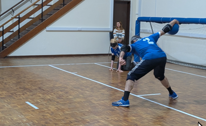 οι τρεις παίκτες της άλλης ομάδας ετοιμάζουν σουτ