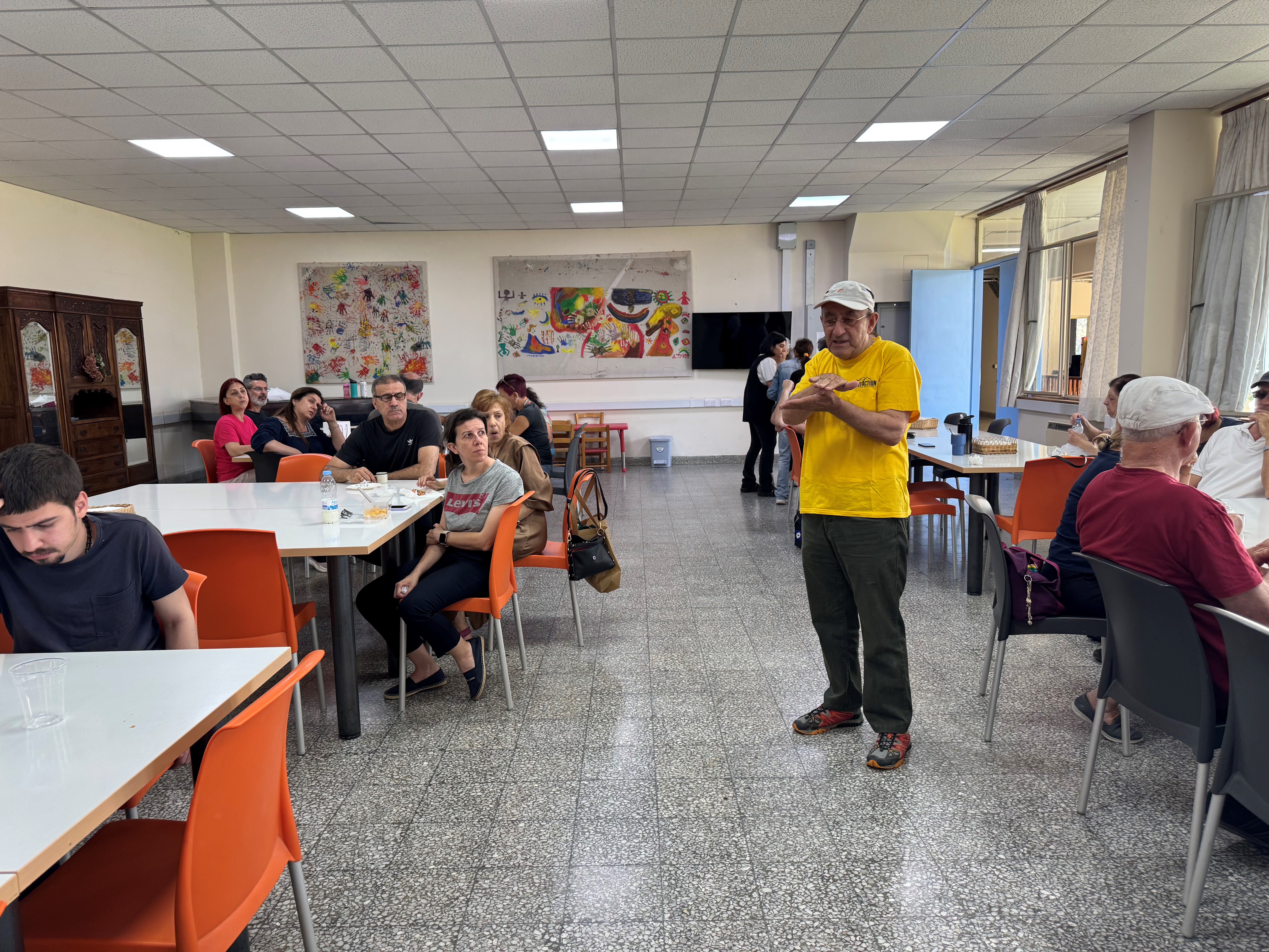 Εικόνα 1: Ο κ. Μιχάλης Σαββίδης, Πρόεδρος του αθλητικού Σωματείου «OrientAction» Αγωνιστικού Προσανατολισμού εξηγεί στο χώρο της Τραπεζαρίας όπου είναι όλοι οι εκπαιδευόμενοι μαζεμένοι, τη σημερινή δραστηριότητα του Λαβύρινθου Προσανατολισμού.