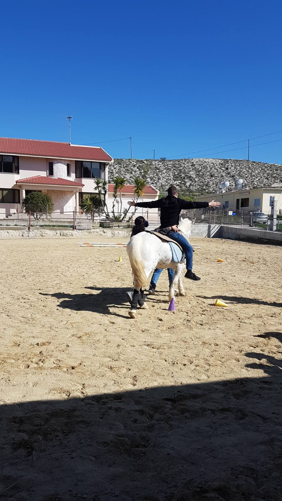 Ιπποθεραπεία- Εκπαιδευόμενος σε Άλογο με τα Χέρια Πλάγια