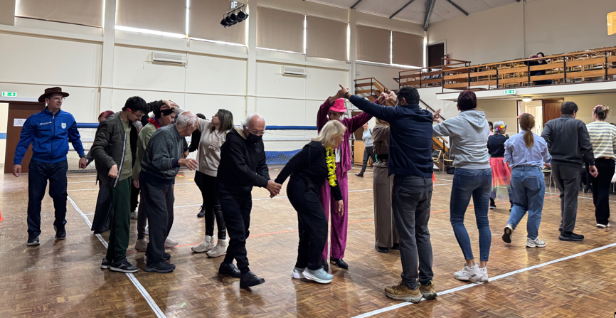 Εκπαιδευόμενοι χορεύουν στο παρκέ